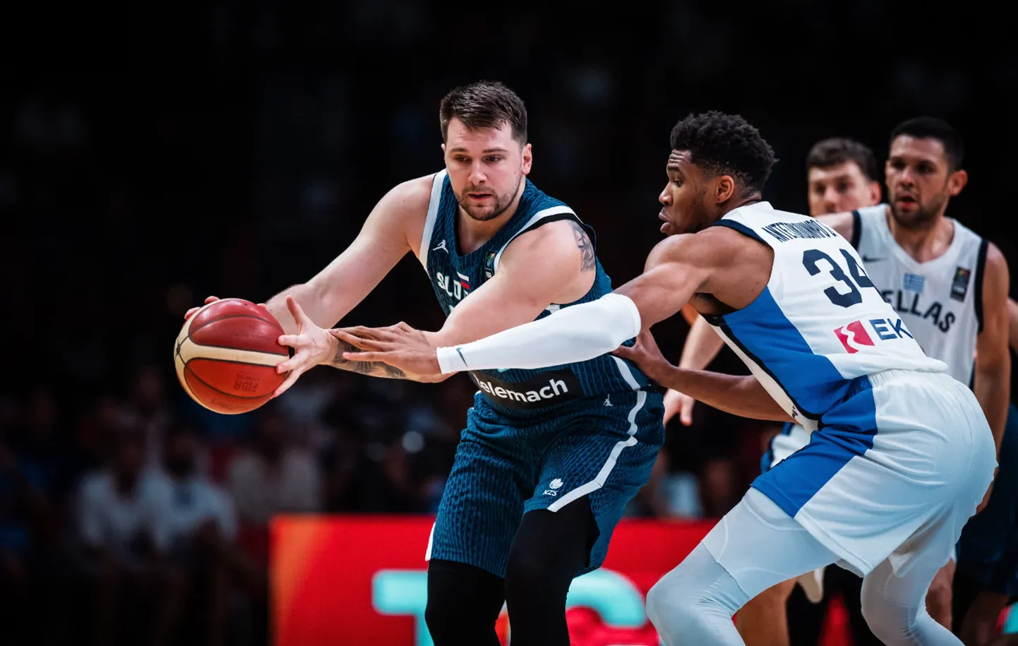 Slovēnijas basketbolists Luka Dončičs un Grieķijas basketbolists Jannis Adetokunbo