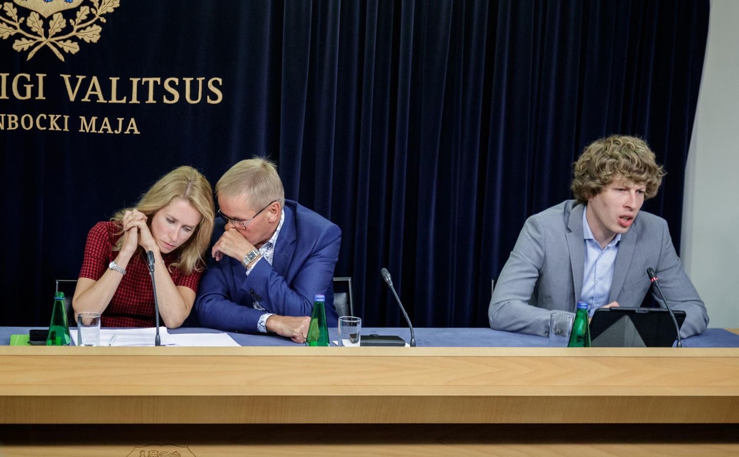 Tallinn Vabariigi valitsuse pressikonverents Stenbocki majas. Vasakult peaminister Kaja Kallas, riigihalduse minister Jaak Aab, tervise- ja tööminister Tanel Kiik. Foto on illustratiivne