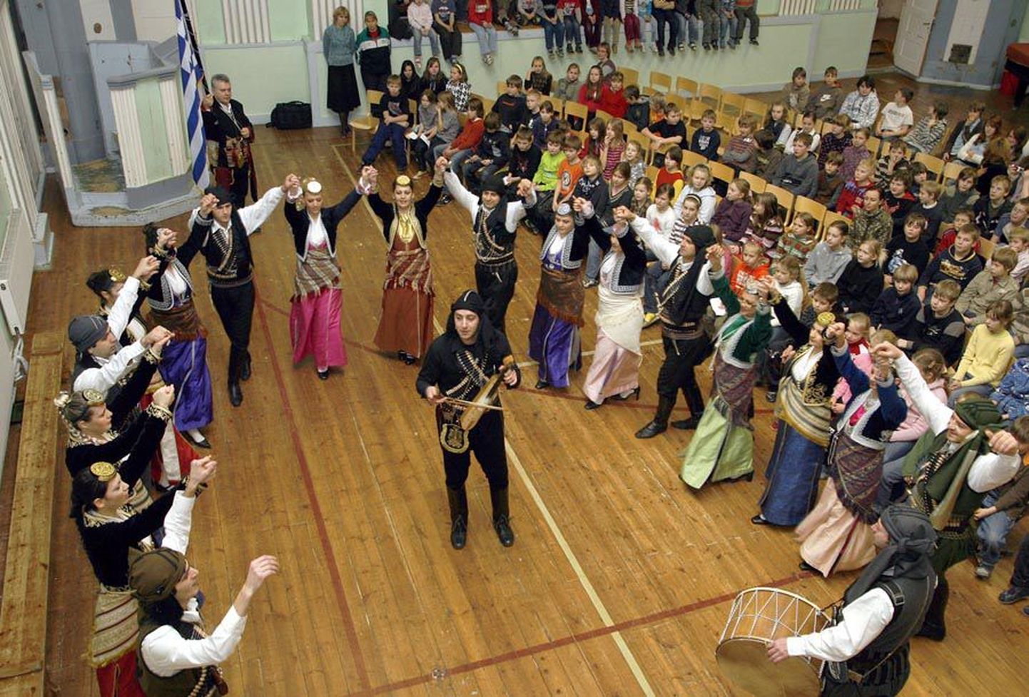 Aasta eest köitsid talvepeol tantsuhuviliste viljandimaalaste meeli kreeklased. Tänavu astuvad siinse publiku
ette türklased ja soomlased.