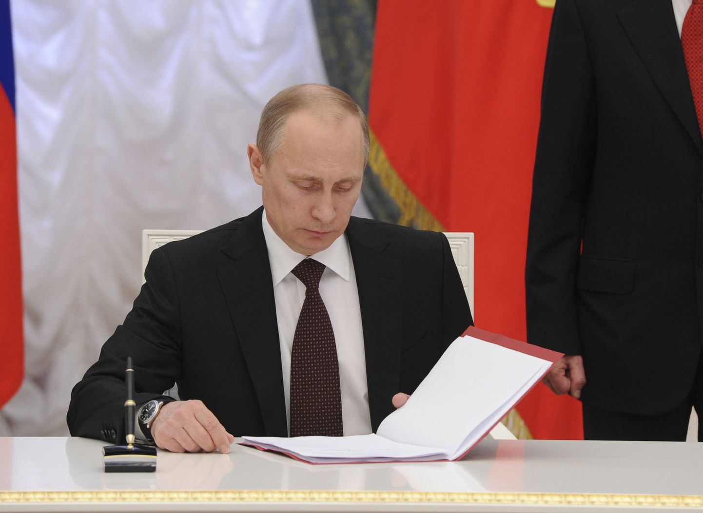 Venemaa president Vladimir Putin täna dokumendi allkirjastamise eel.