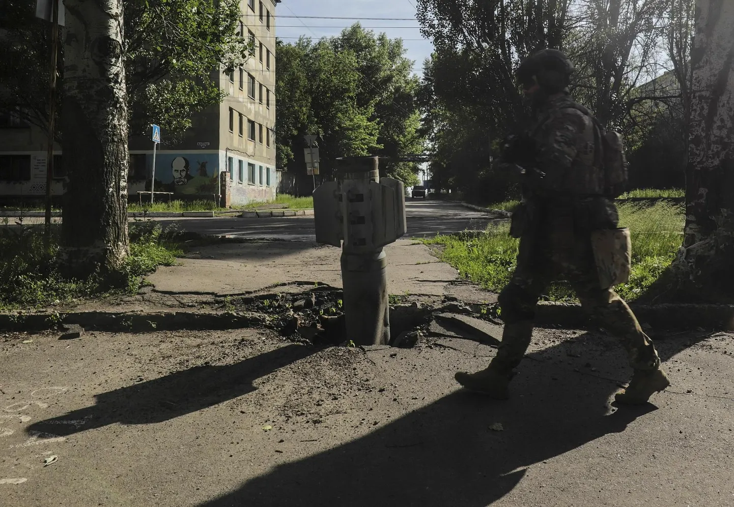 Ukraina sõdur raketidetaili juures Sjeverodonetski linnas. 