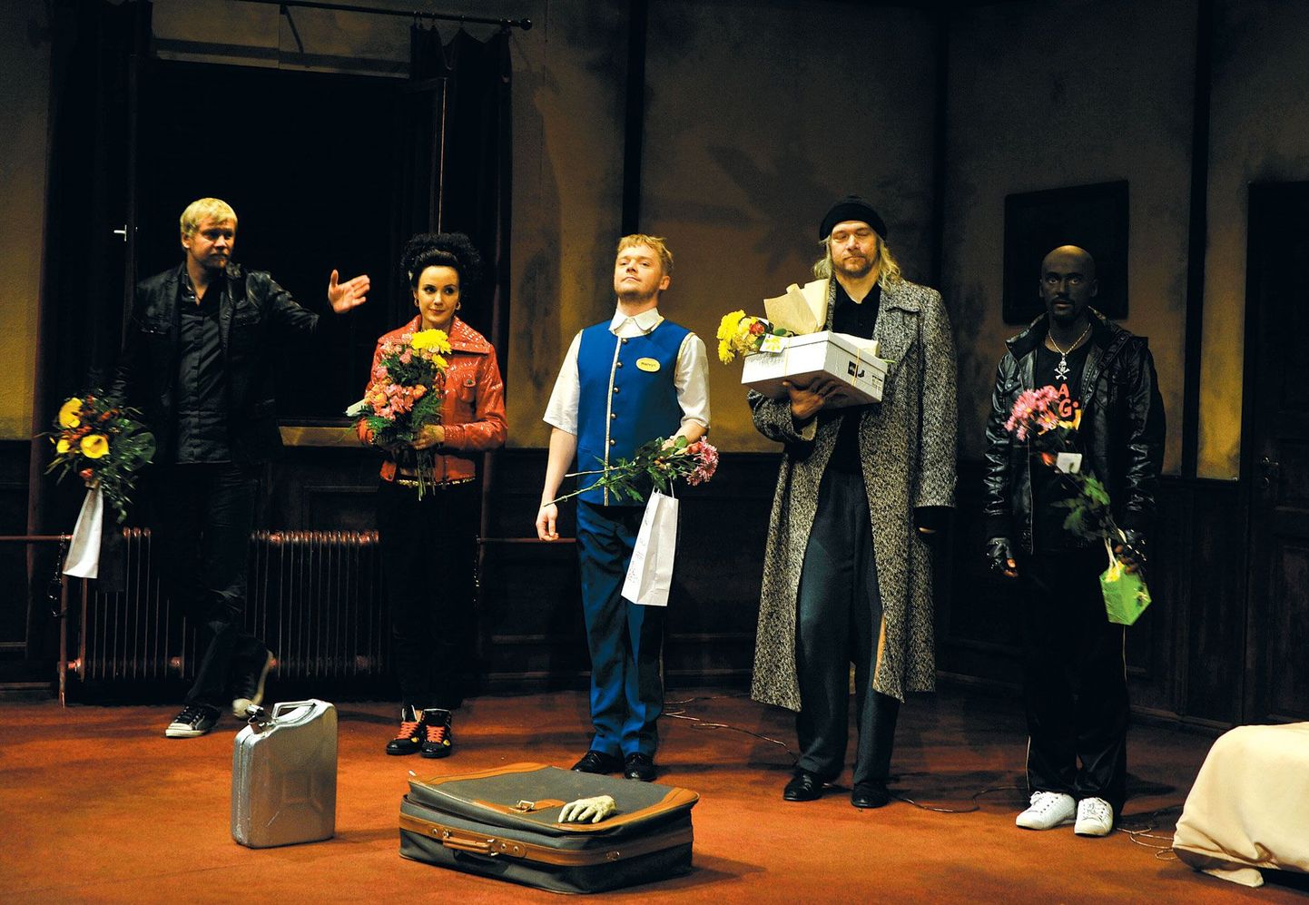 Lõpuaplaus tõi publiku ette Markus Luige (paremalt), Riho Kütsari, Ott Sepa ja Maarja Miti kõrvale lavastaja Tanel Jonase.