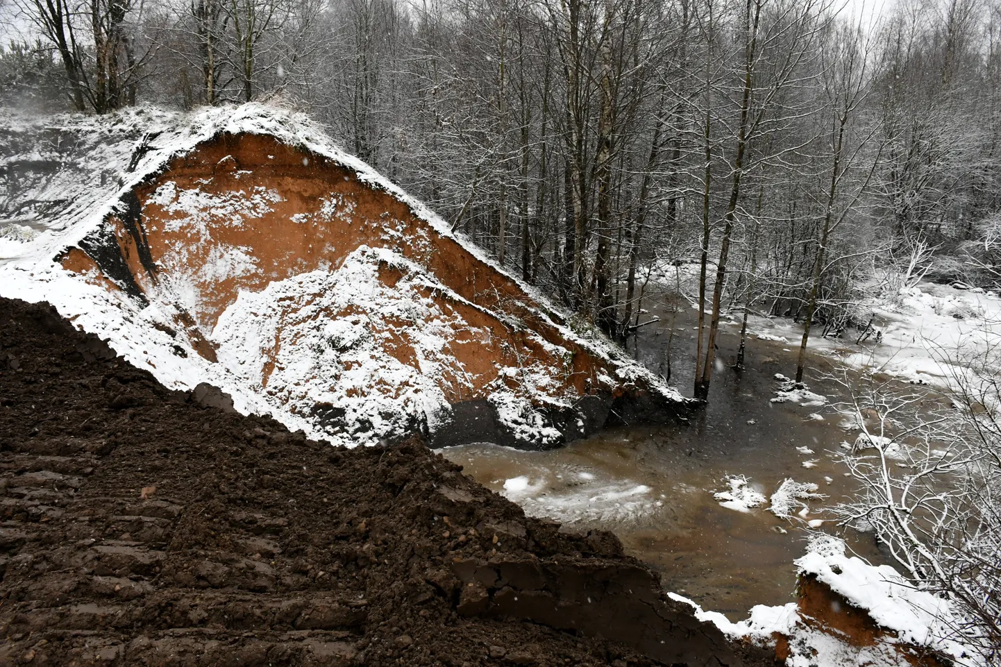 Iebrukot valnim, no SIA "Daugavpils ūdens" dūņu laukiem "Križi" vidē noplūdušas aptuveni 14 000 tonnas dūņu, kas nonākušas Līksnas upē.