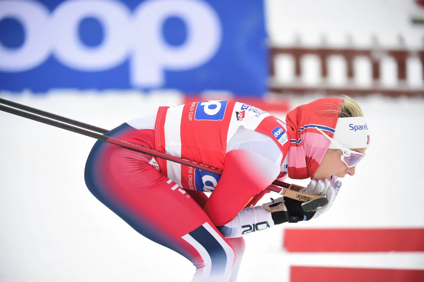 Therese Johaug teistel võimsalt eest ära sõitmas.