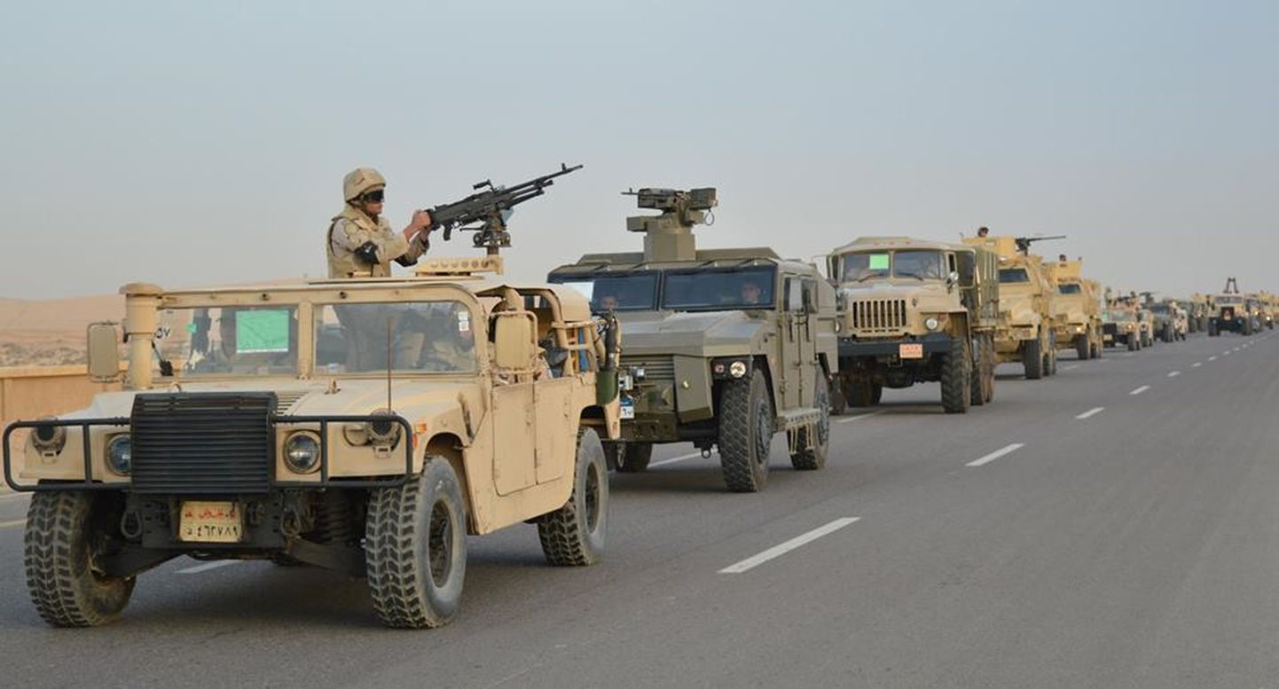 Egiptuse sõjaväekolonn Siinai põhjaosa maanteel.