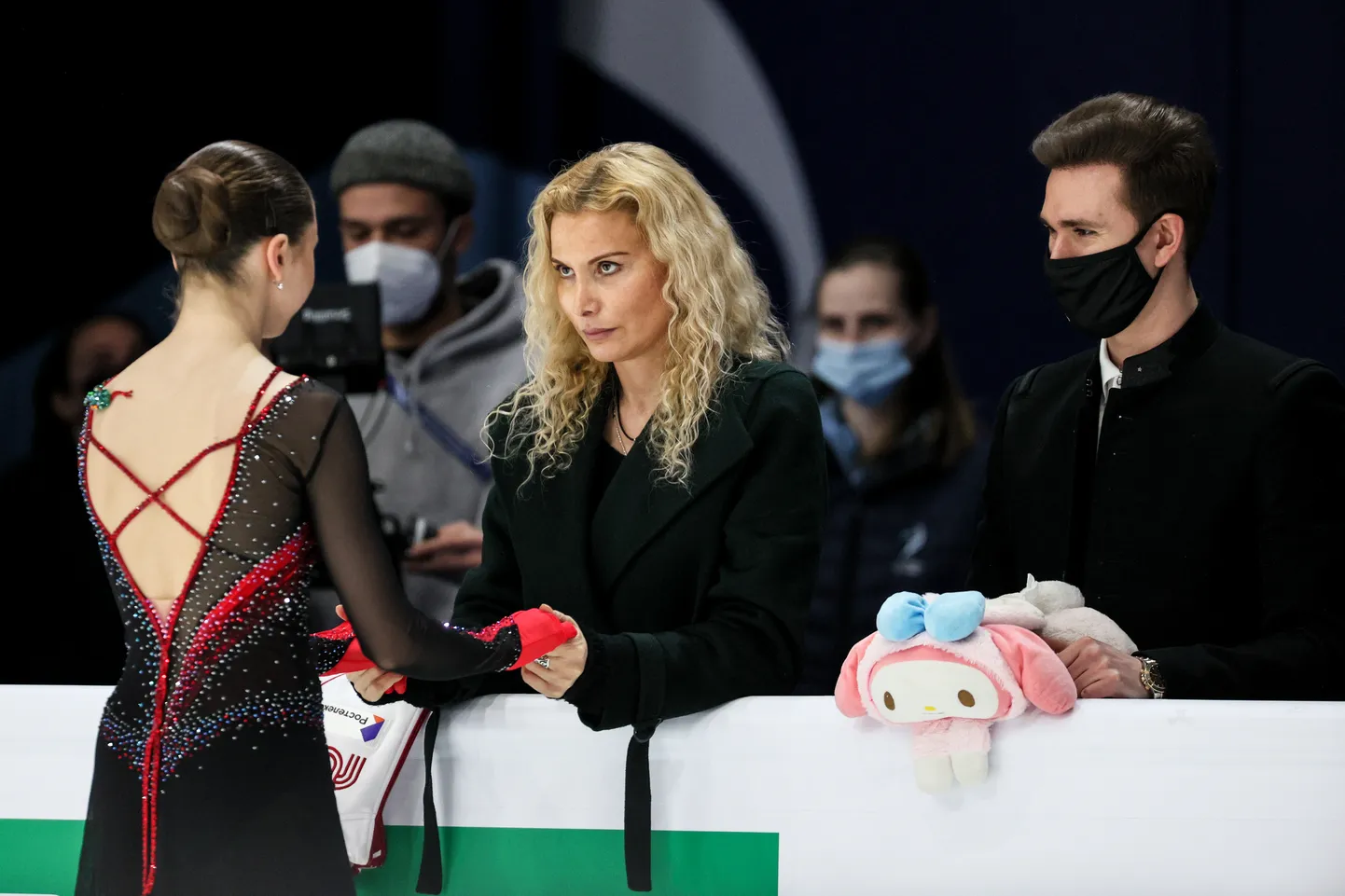 Treener Eteri Tutberidze saadab jääle oma hetke parima õpilase Kamila Valijeva. Kui kaua püsib 15-aastane Valijeva orbiidil? Paremal on koreograaf Daniil Gleihengauz