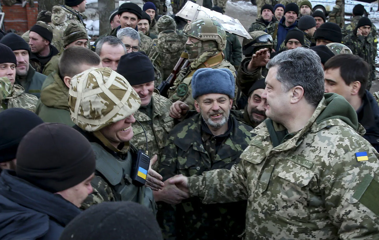 Петр Порошенко с украинскими солдатами.