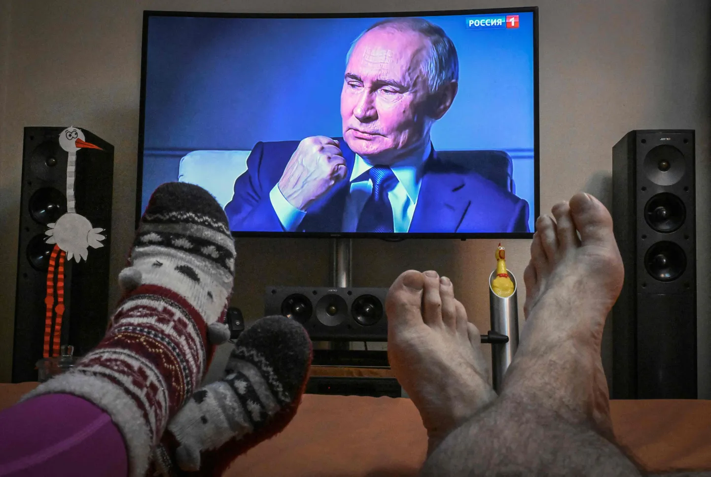 Venelased vaatamas 4. mail 2025 Rossija 1 kanalilt uut propagandistlikku dokumentaalfilmi Vene presidendist Vladimir Putinist.