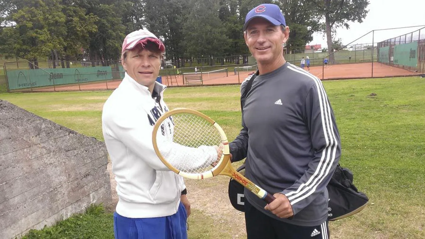 Mark Orav kinkis Dave Rinebergile tennisereketi Vostok. Uus omanik lubas selle oma jahil seinale riputada.