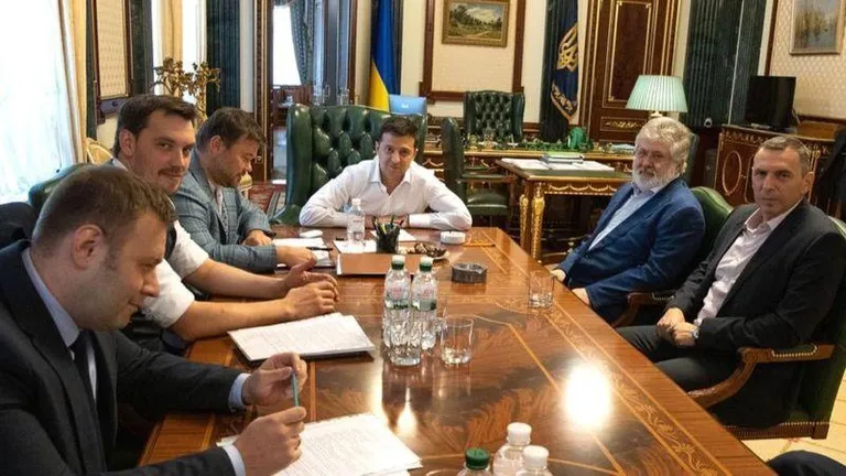 В первые годы президентства Владимир Зеленский неоднократно приглашал на разговор олигархов. На фото - встреча с Игорем Коломойским (второй справа).