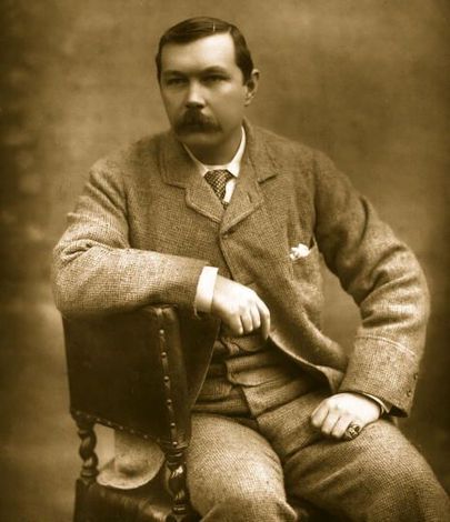 Arthur Conan Doyle kirjutas lisaks Sherlock Holmesi lugudele ka ajaloolisi romaane, kuid nende vastu oli lugejate huvi väga väike.