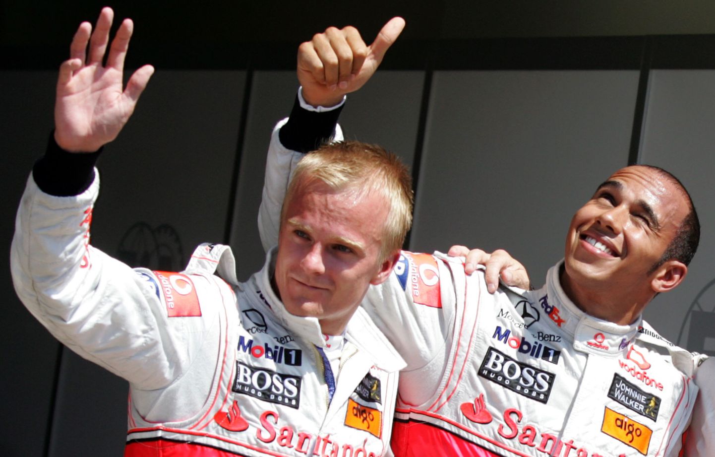 Lewis Hamilton (paremal) koos soomlase Heikki Kovalaineniga.