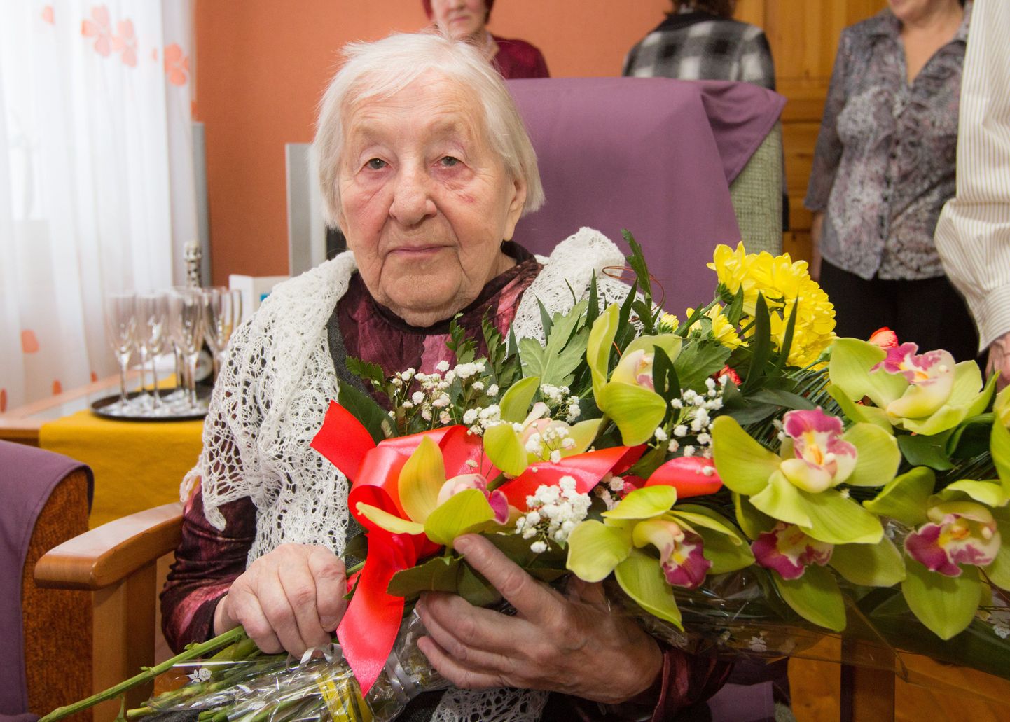 Täna oma 100 aasta juubelit tähistav valgalane Raissa Rosalie Simrod võttis reedel külalisi vastu oma tütre Silvi kodus, kus ta juba viimased kaks aastat elab. Memm oli elurõõmus, jutukas ja väga kõbus ning tundis õnnitlejate tuleku üle suurt heameelt.