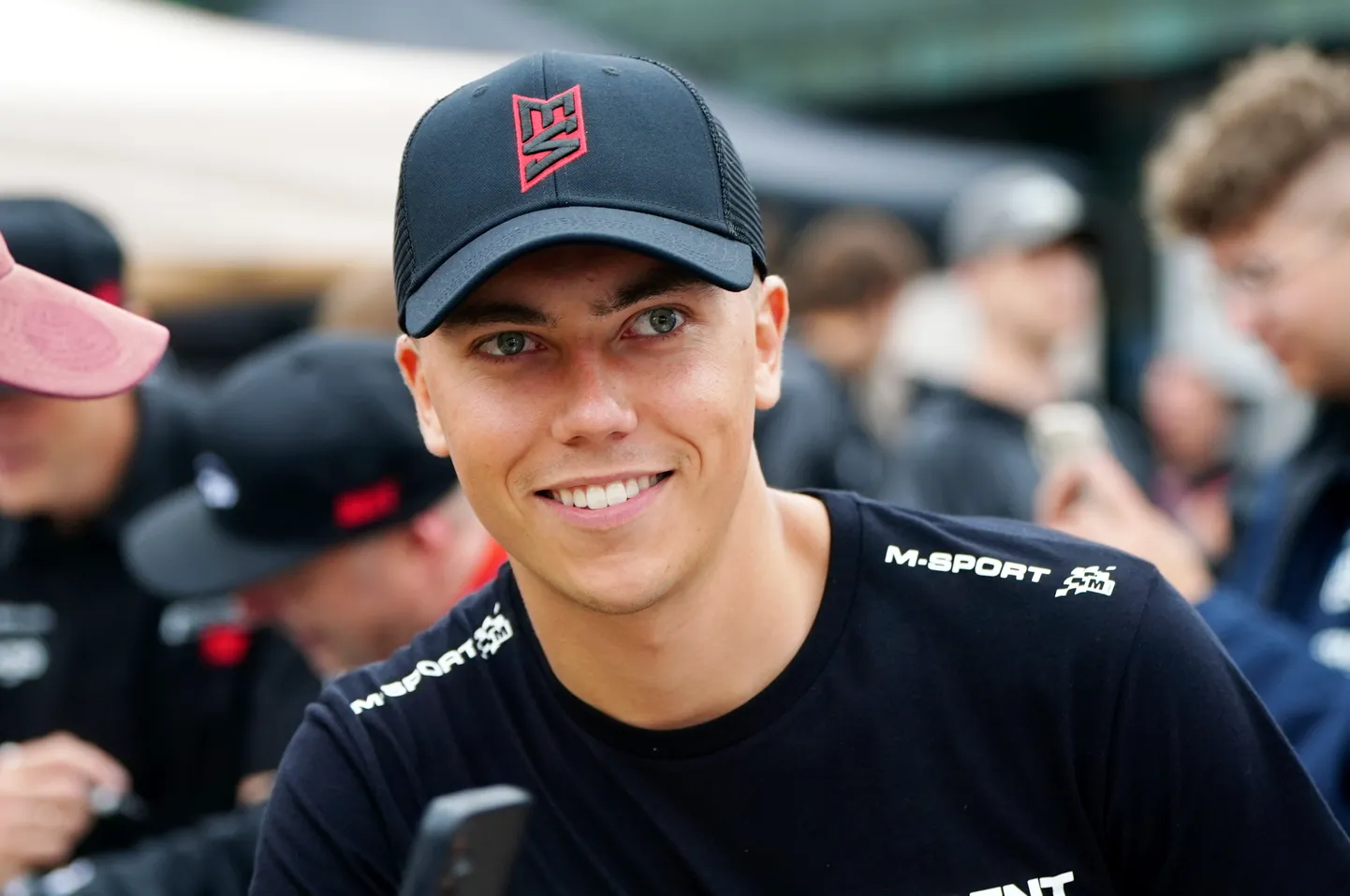 Rallija pilots Mārtiņš Sesks piedalās "Tet Rally Latvia" starta pasākumā Rātslaukumā.