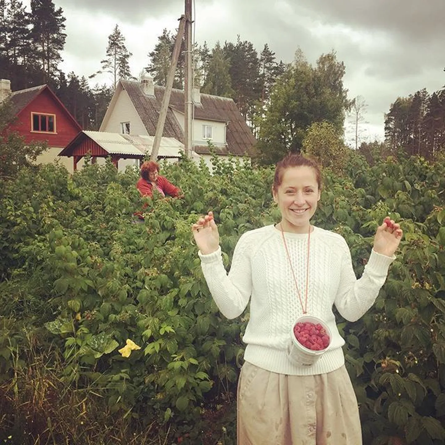 Jalmar ja Sandra Vabarna mesinädalad Setomaal.
Sandra koos ämmaga vaarikal.