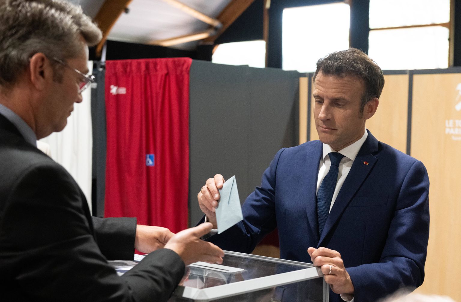 Prantsusmaa president Emmanuel Macron andis täna oma hääle presidendivalimistel, mis määravad nii Prantsusmaa kui ka Euroopa Liidu kursi järgmisel viiel aastal.