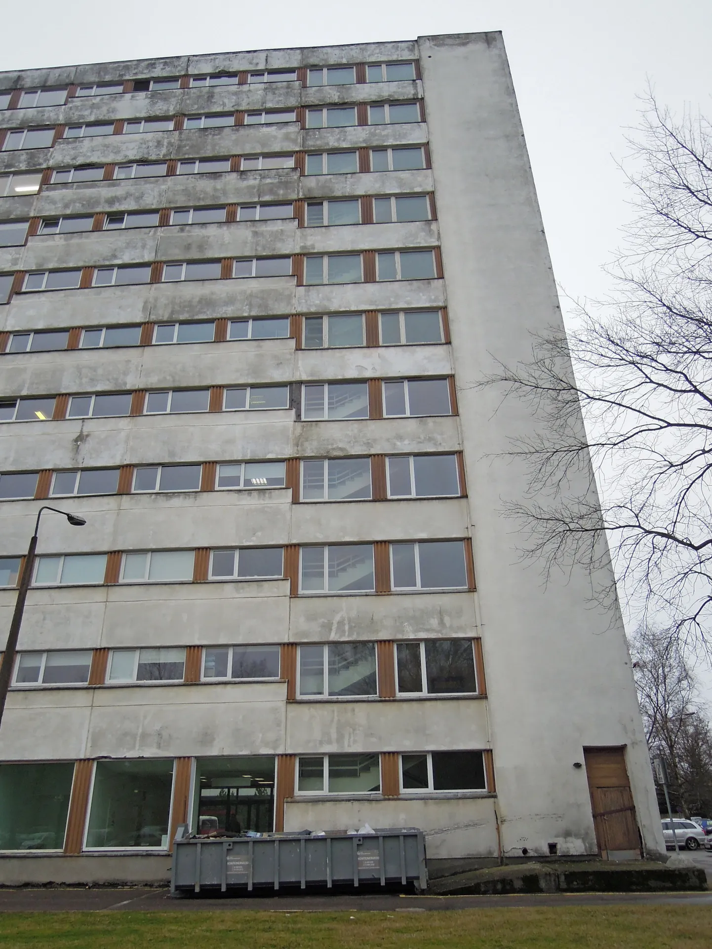 80-летний самоубийца выпрыгнул из окна, расположенного на седьмом этаже Ляэне-Таллиннской центральной больницы. Его тело нашли рядом с контейнером.