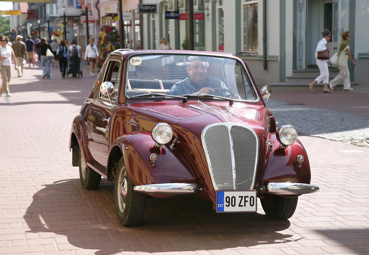 Vanade autode taastaja Jüri Vaikjärve (autos) kinnitusel on laupäeval selle suve ainuke võimalus Pärnus korraga nii palju vanu autosid näha.