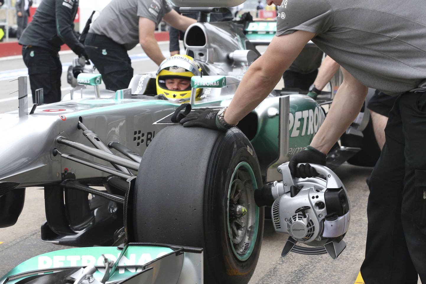 Mercedes ja Pirelli peavad FIA tribunali ees rehvitesti tõttu vastust andma.