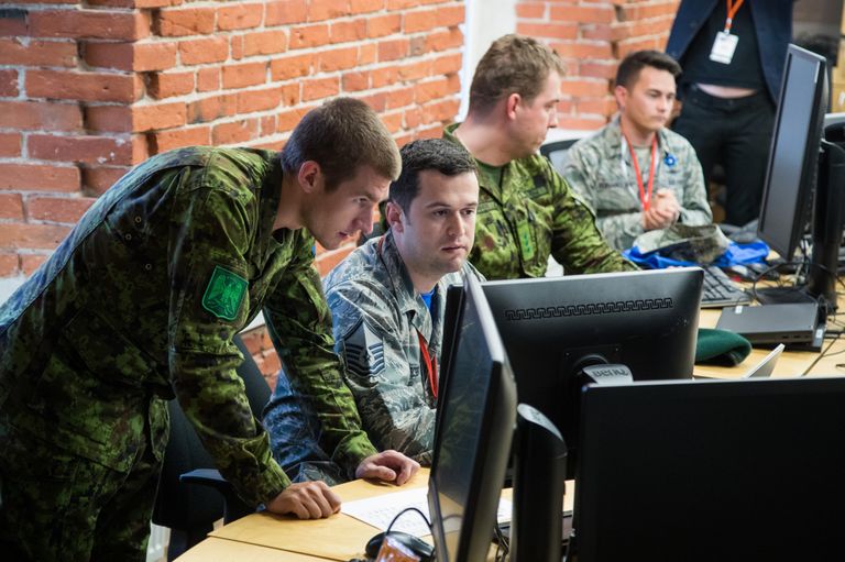 Küberõppusel Locked Shields osalenud Eesti ja USA ühendvõistkonna liikmed. 