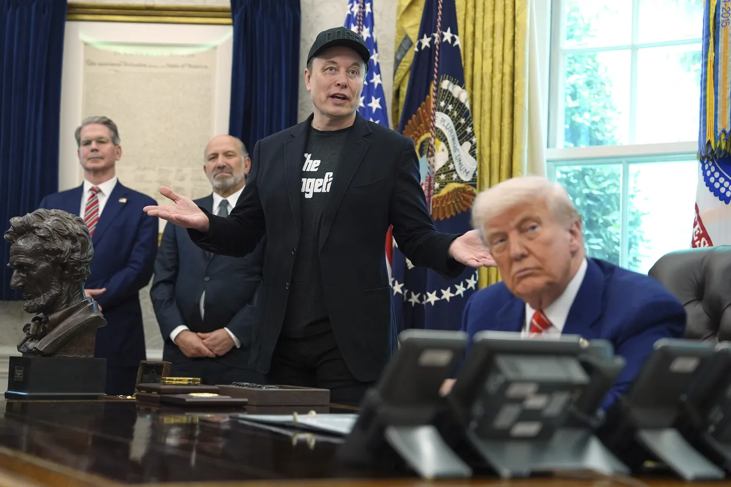 Elon Musk ja Donald Trump ovaalkabinetis ajakirjanikega rääkimas. Taga vasakul rahandusminister Scott Bessent.