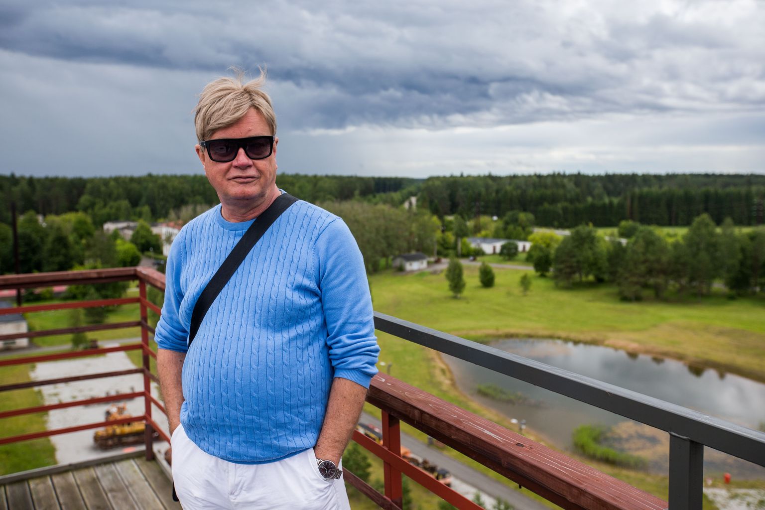 Andres Kraas kaevandusmuuseumi katusel.