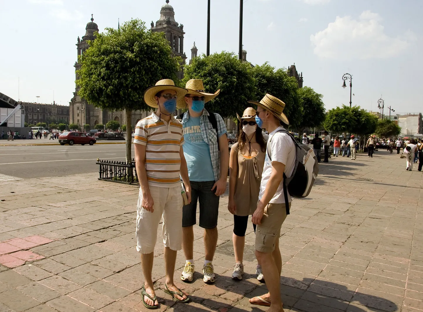 Neli näomaskides turisti eile Mexico Citys.
