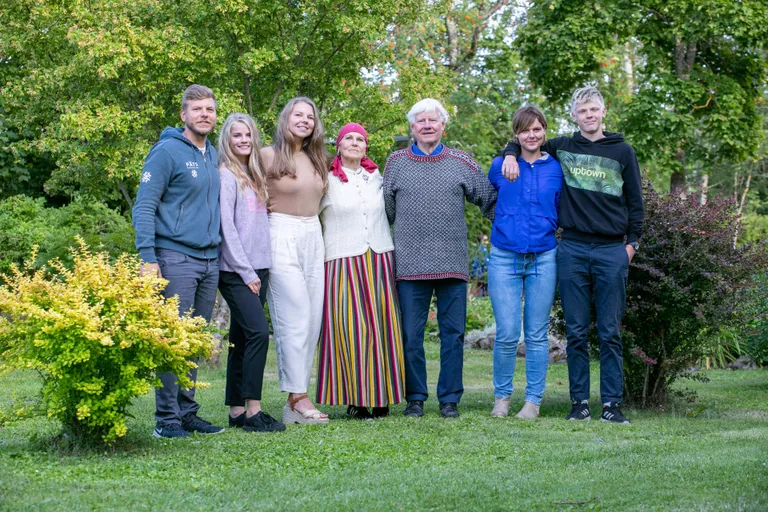 Toivo Hallik peab oma kõige suuremaks saavutuseks ühte hoidvat peret. Keskel Anne ja Toivo Hallik koos lastelaste Rauno (vasakul), Roosi, Linda, Teele ja Frodega. Pildilt puuduvad Liisa ja Artur.
