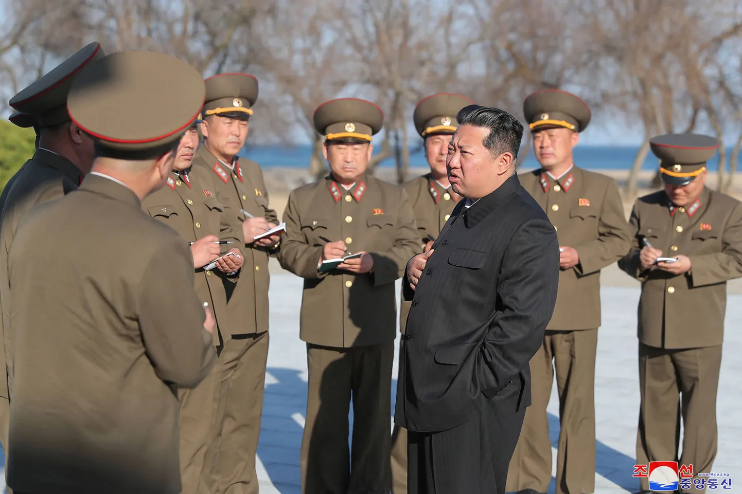 Põhja-Korea liider Kim Jong-un oma sõjaväeladvikuga.