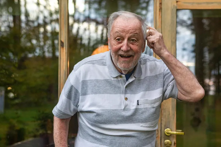 Türgis äsja päevitunud Vello Lään (84) mõtles esmaspäeval Võrtsjärve-äärse kodu terrassil, kas anda intervjuu õues või toas.