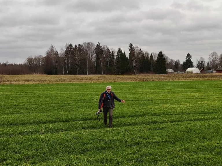 Sakala fotograaf Elmo Riig naaseb huntide murtud metskitse raipe juurest Valma küla lähistel.