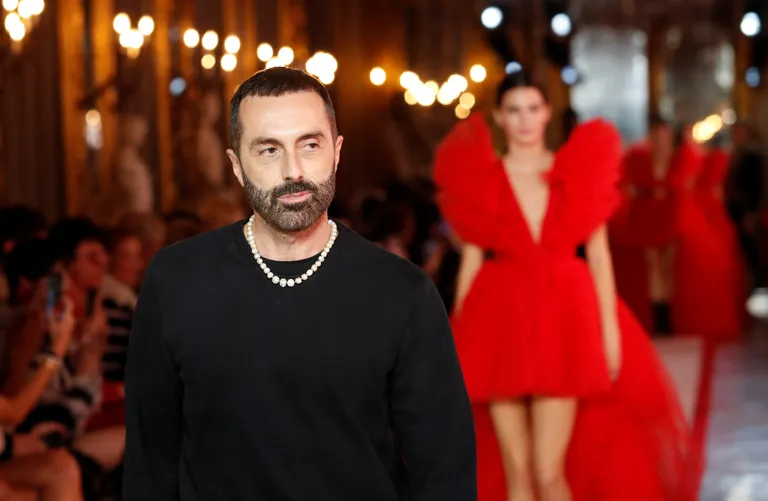 Moelooja Giambattista Valli esitlemas «Giambattista Valli X H&M» ühiskollektsiooni. Taustal supermodell Kendall Jenner.