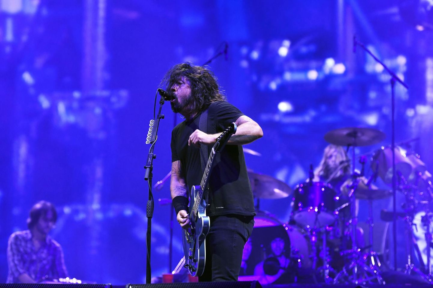 Dave Grohl (esiplaanil), Foo Fighters ja rock’n’roll elavad endiselt hästi.