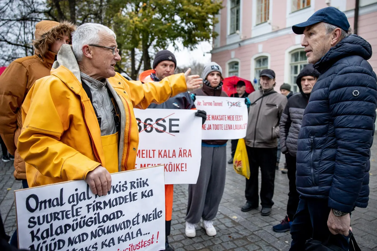 Valitsuse algatatud eelnõuga muudetakse Peipsi, Lämmi- ja Pihkva järve kalapüügikorraldust. Grupp Peipsi kalureid on selle vastu, sest kardavad enda pankrotti. Nokmütsiga riigikogu liige Aivar Kokk, Isamaa.