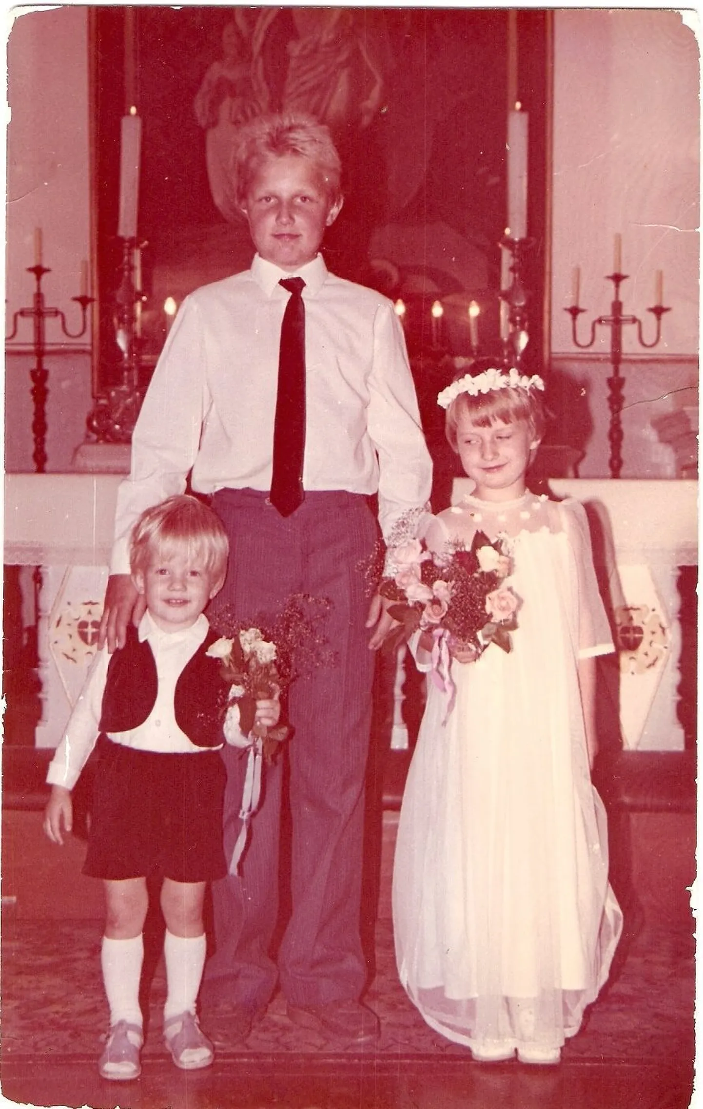 Ilmselt üks esimesi ristimisi taasiseseisvunud Eestis. 24. augustil 1991 jäädvustatud pildil vasakul on loo autori poeg Tambet, paremal tütar Mirjam, keskel sugulane Peeter.