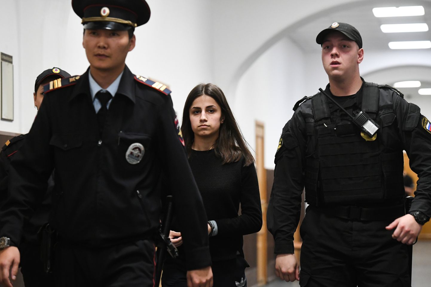Angelina Hatšaturjan saabus täna politseinike konvoi saatel Moskva kohtusse.