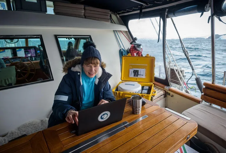 President Kersti Kaljulad allkirjastas teenetemärkide otsuse digitaalselt Antarktikas purjelaeva Admiral Bellingshausen pardal. Kaljulaid on seal töövisiidil, kus osaleb Eesti Meremuuseumi ja MTÜ Thetis korraldatud ekspeditsioonil, mis on pühendatud Antarktika avastamise 200. aastapäeva tähistamisele.