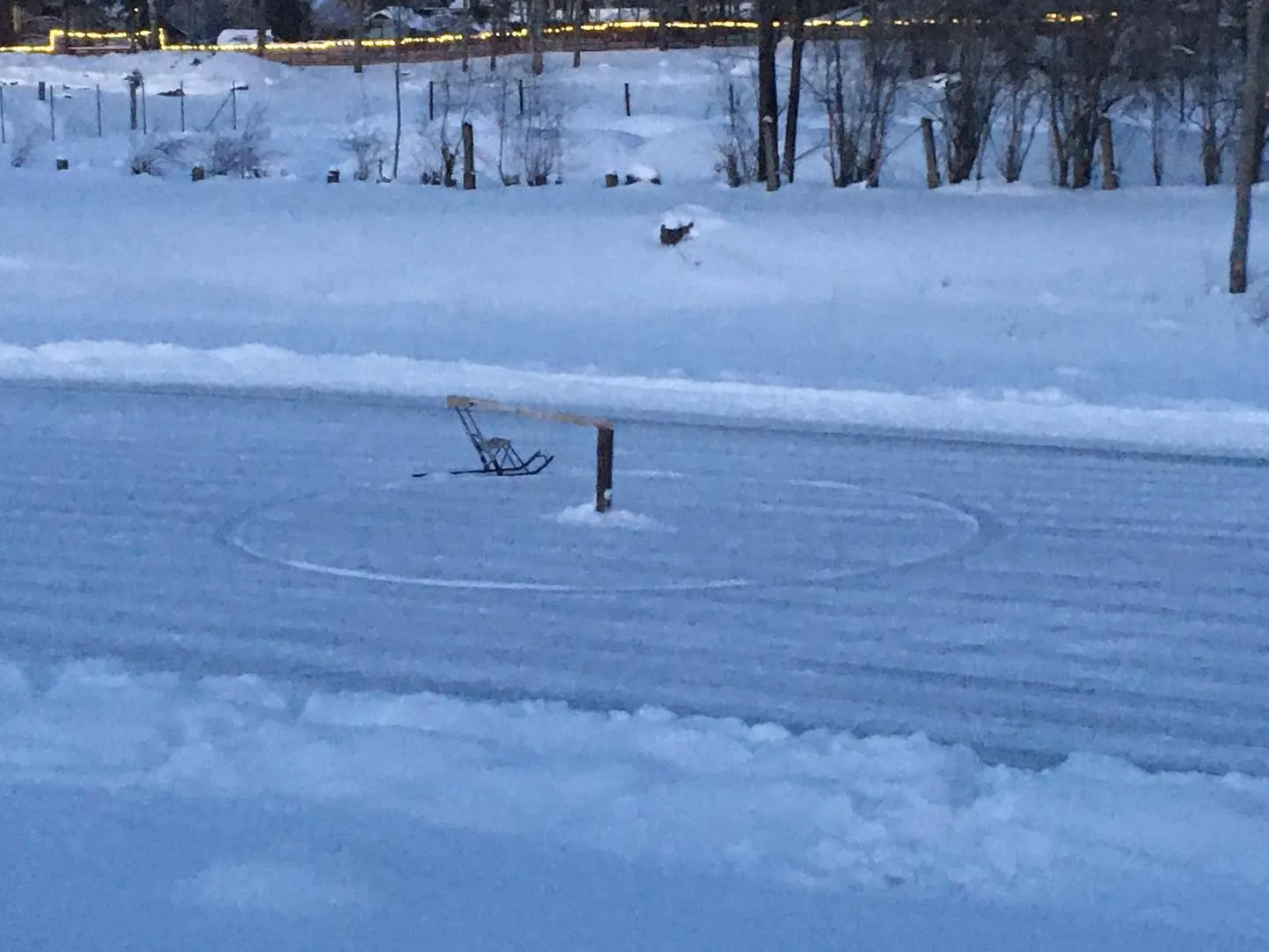 Päästjad tegid Koeru Aruküla korrastatud tiigile liuvälja.