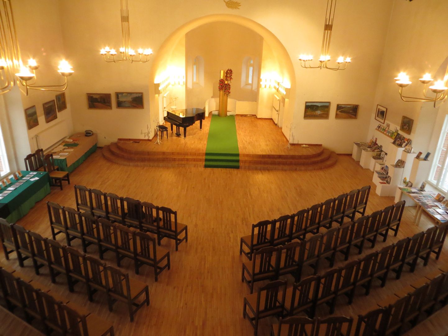 109 aastases Tõrva kirik-kammersaalis toimuvad lisaks näitustele ka kontserdid, raamatuesitlused ja pidulikud aktused.