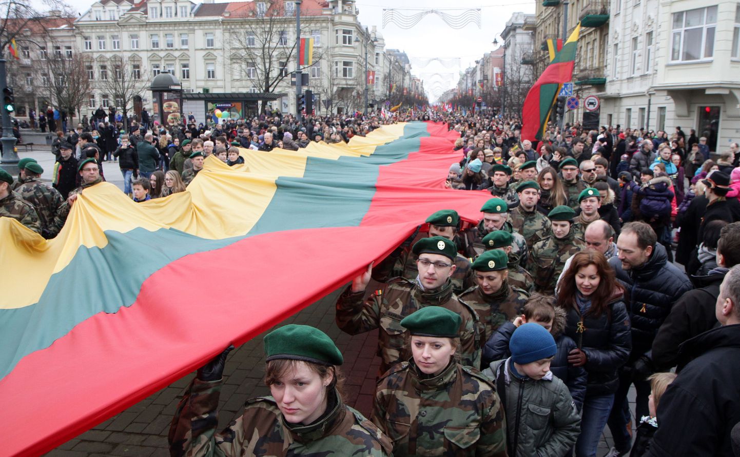 Leedukad defileerimas rahvuslipuga 2015. aasta iseseisvuspäeval.