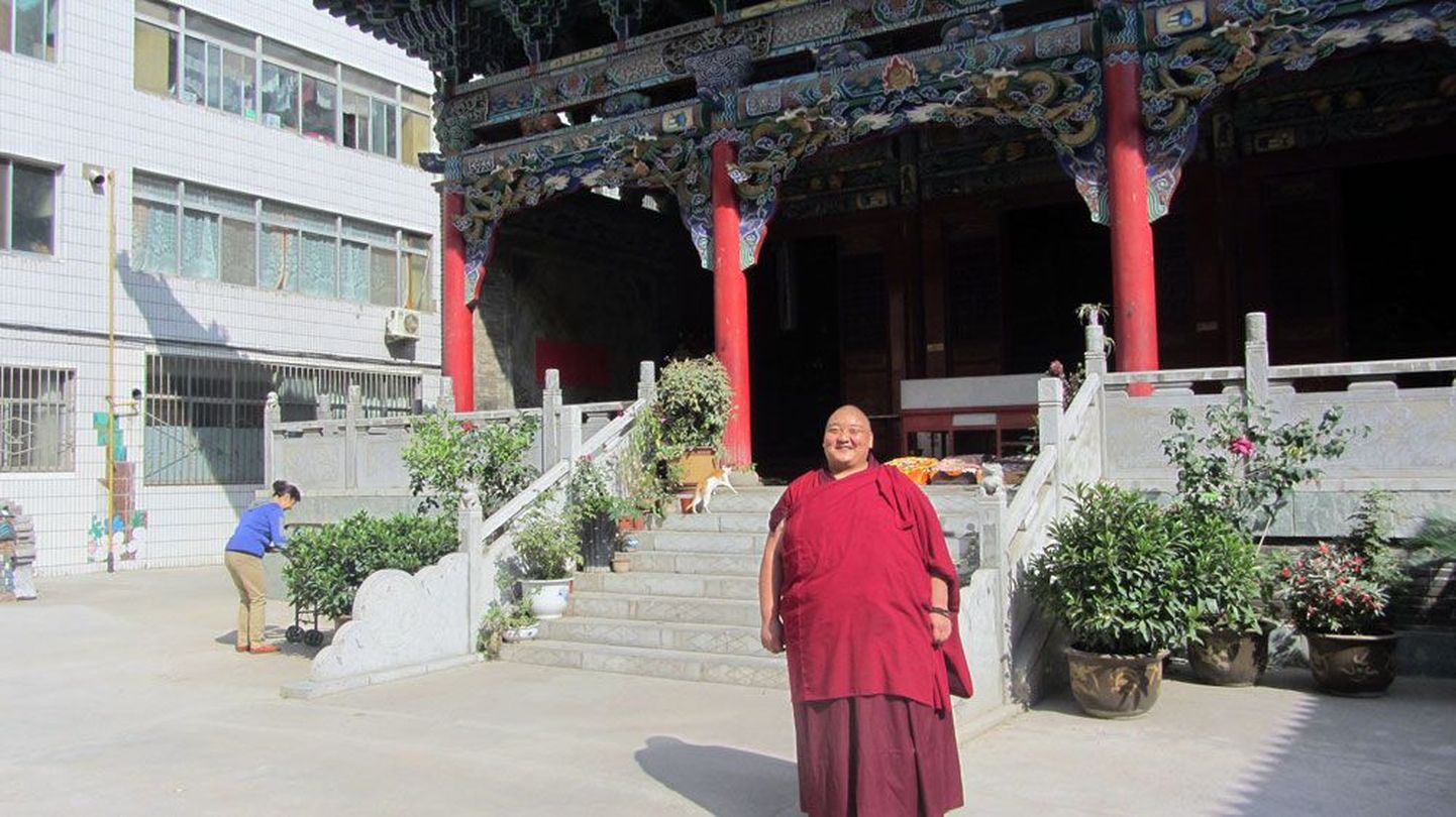 Nägu naerul, sammub Lanzhou Manjusri kloostri munk turistidele vastu, seob kaela ümber valge tervitussalli ning kutsub edasi templisse.