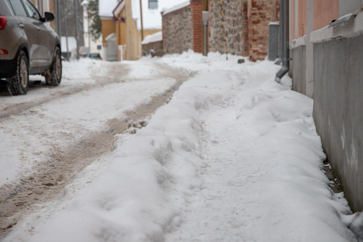 Pikal tänaval Viljandi vallavalitsuse hoone kõrval kõnniteel oli eile lumi koristamata ning jalakäijad olid sisse tallanud raja.