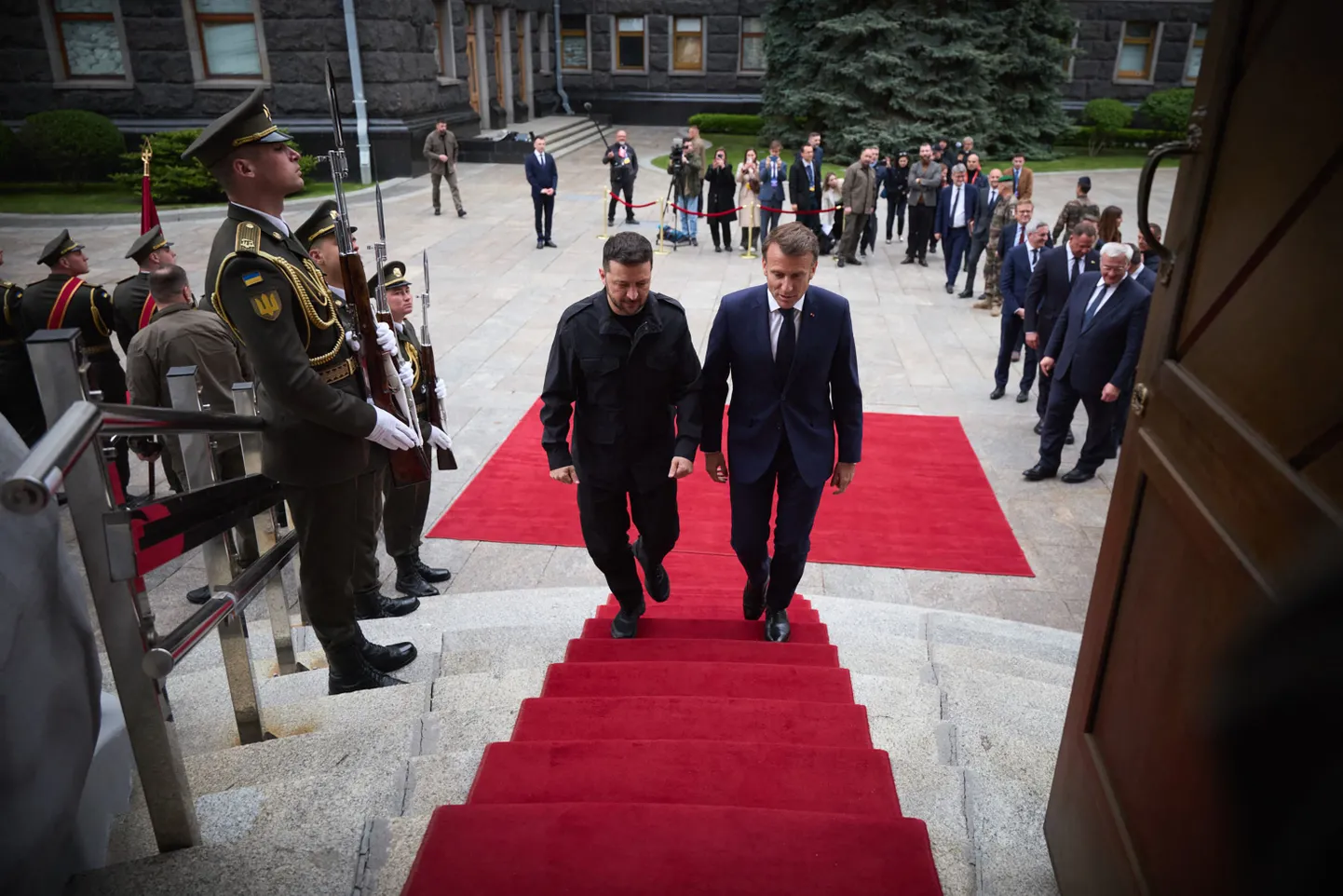 Ukraina president Volodõmõr Zelenskõi ja Prantsuse president Emmanuel Macron Kiievis.