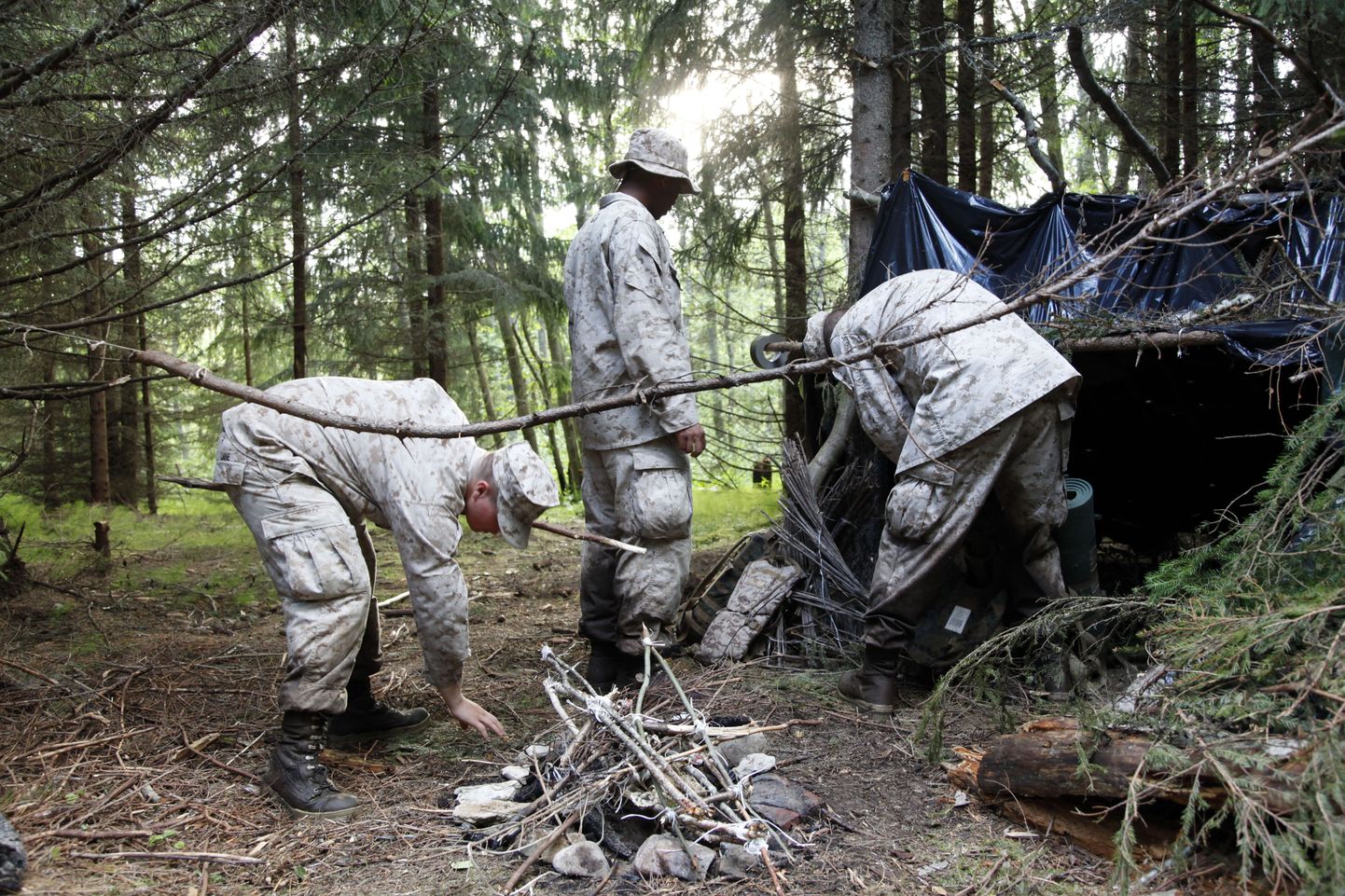 Eile harjutasid USA merejalaväelased Eesti metsas onni ehitamist.