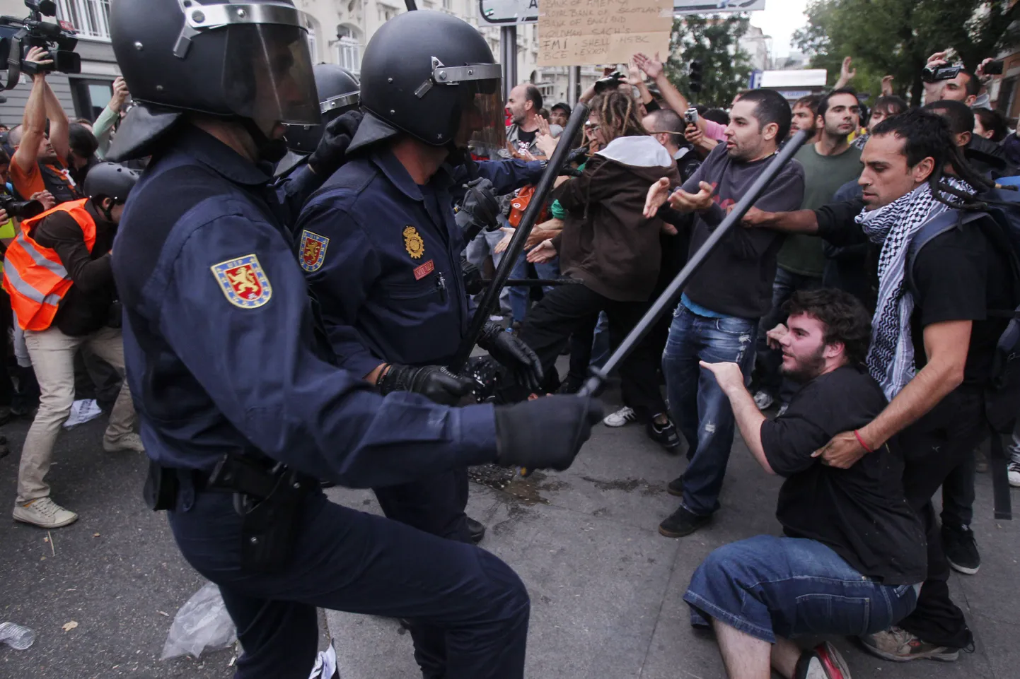 Madridi politsei asus valitsusvastast meeleavaldust laiali ajama.