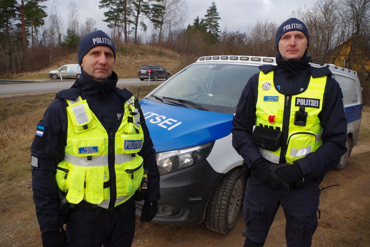 Kagu politseijaoskonna patrulltalituse välijuht Taisto Paju (paremal) ja liikluspolitseinik Aigar Alliksoo mõõtsid reede ennelõunal Võrumaal Räpo lähistel autode sõidukiirust.