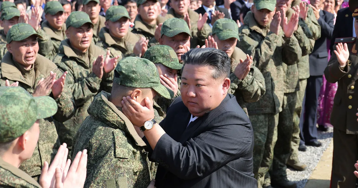 VIDEO ⟩ Põhja-Korea diktaator lõi Venemaal hukkunud sõdurite memoriaali ehitusel labida maasse