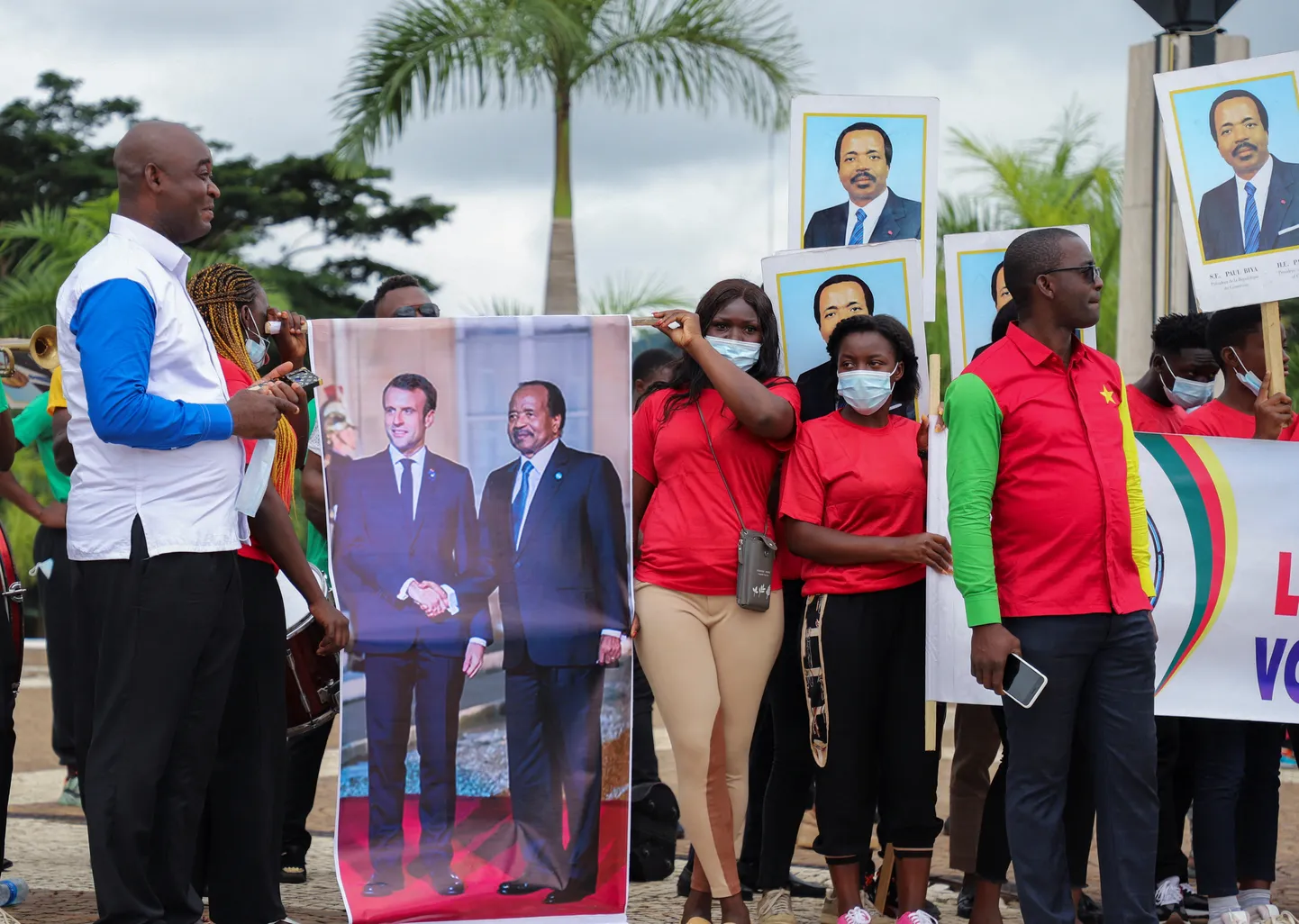 Kameruni presidendi Paul Biya toetajad täna ootamas Prantsusmaa president Emmanuel Macroni saabumist ning kahe presidendi kohtumist.