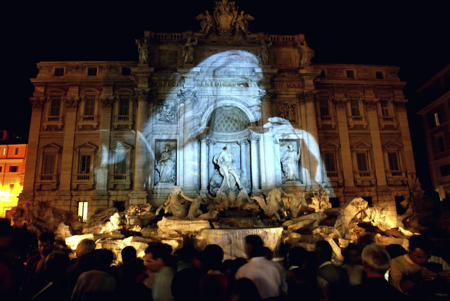 Trevi purskkaev Roomas. Taustal Anita Ekbergi projektsioon (2003).
