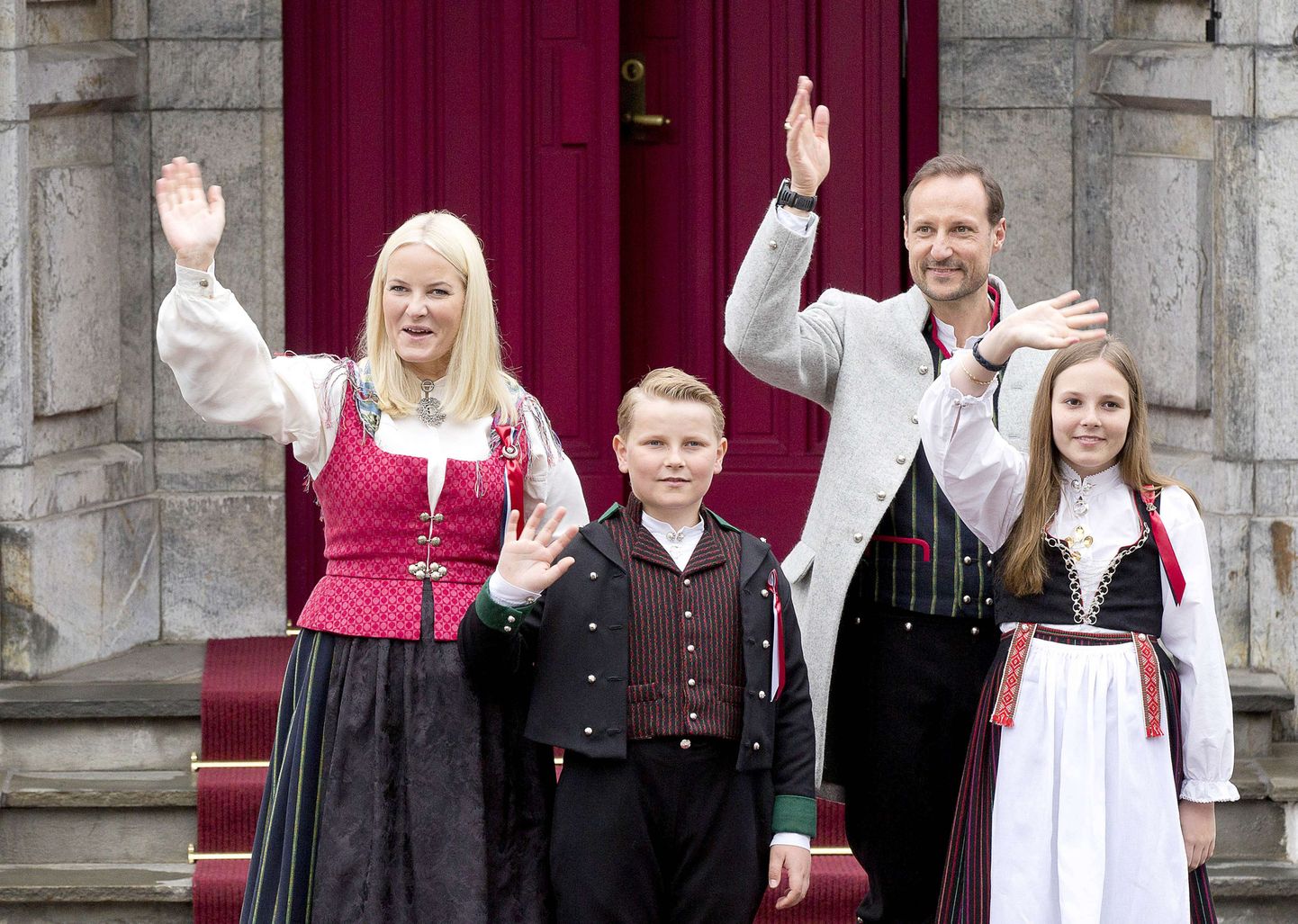 Norra kroonpritsesse Mette-Marit ja kroonprints Haakon eelmisel aastal Norra konsititutsioonipäeva tähistamisel koos oma laste printsesse Ingrid Alexandra ja prints Sverre magnusega kodutrepil Skaugumi lossi juures.